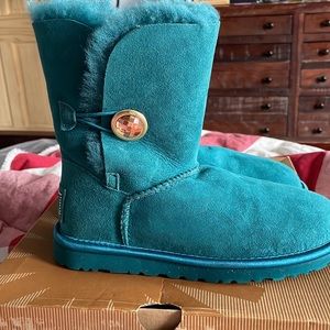 UGG: W Bailey Button Ornate
